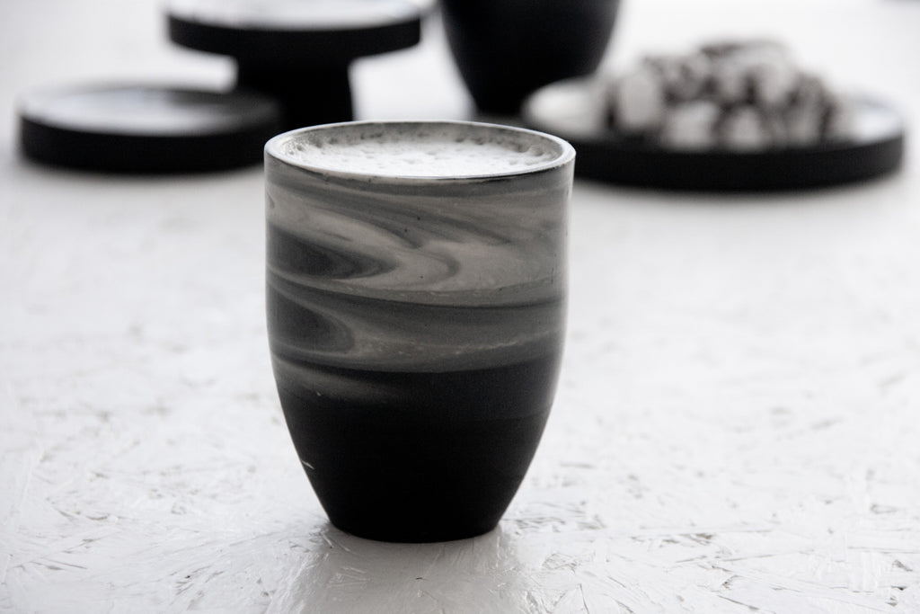 ORI -Ceramic cappuccino cup in black and white marble pattern