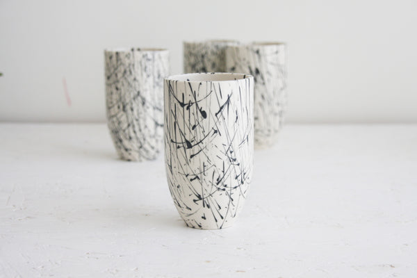 Ori - Ceramic tumbler in white and black lines pattern