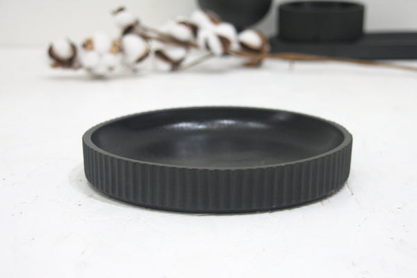 Ceramic large bowl in black curved line pattern