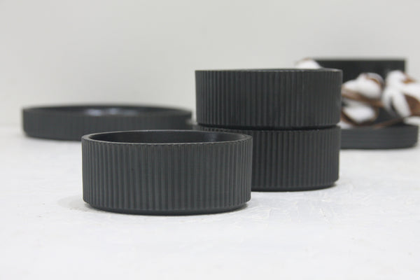 Ceramic small bowl in black curved line pattern