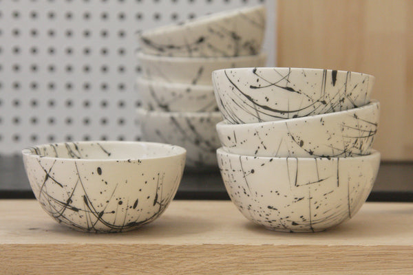 TRIO- 3 ceramic bowls in white and black lines