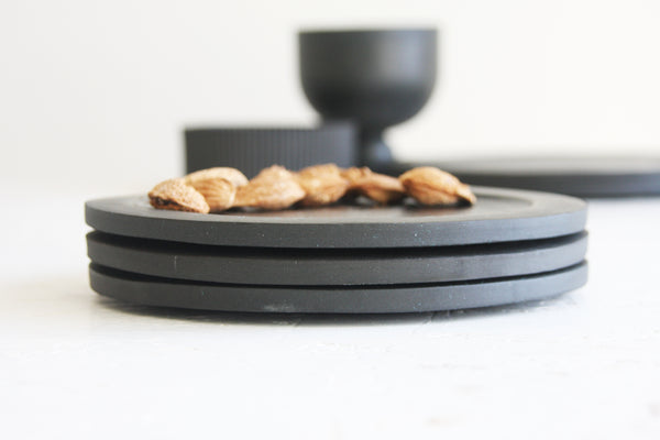 Elli dinnerware- Ceramic medium size plate in black