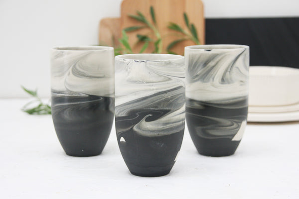 Ori - Ceramic tumbler in black and white marble