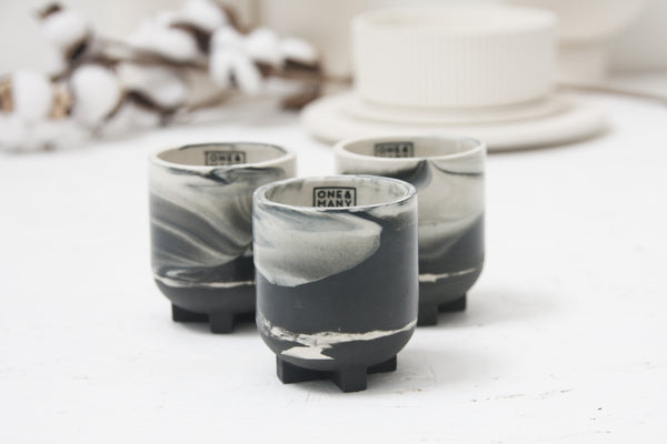 Plus - Ceramic espresso cup in black and white marble- short