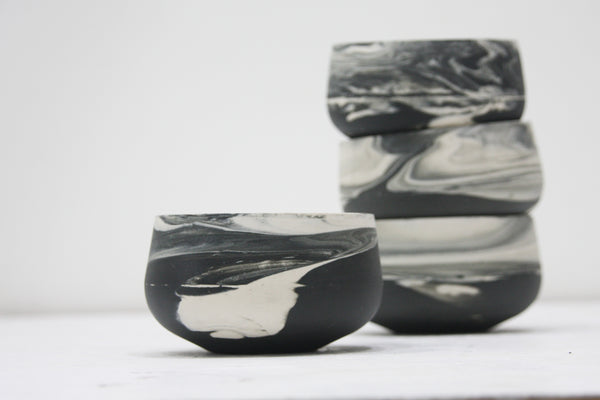 Bella- Ceramic bowl in black and white marble pattern