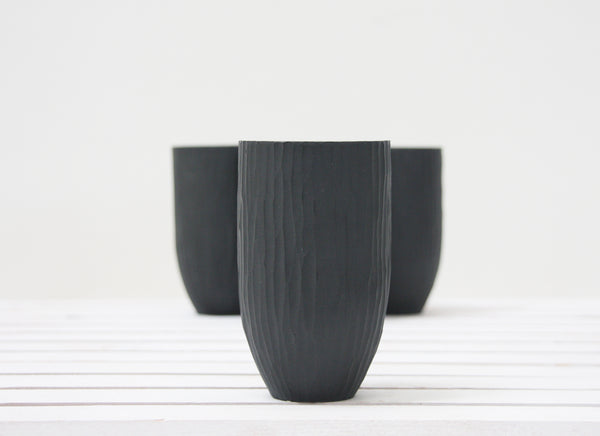 Ori - Ceramic tumbler in black hand-carved pattern