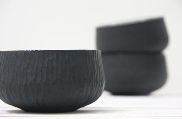 Bella- Ceramic bowl in black hand-carved pattern