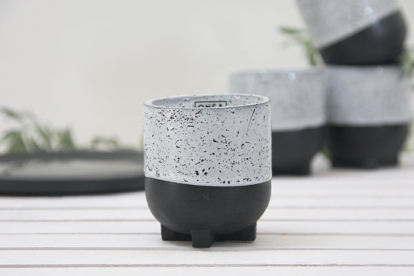 Plus- Ceramic espresso cup in black and white and black dots