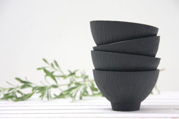 Ella - Ceramic bowl in black hand-carved pattern